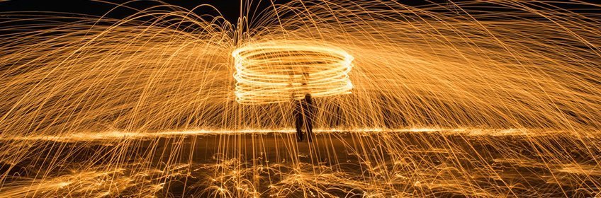 Staalwol branden. Lightpainten met staalwol